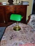 Bankers Lamp auf einem Tisch
