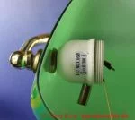 Nun das letzte Teil der Fassung nach Links heraus drehen. Bankers Lamp Lampenschirmwechsel - Lösen der Grundfassung