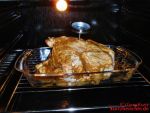 Brathähnchen mit aufgestecktem Bratenthermometer im Backofen