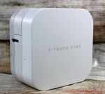 Brother PT-P300BT P-Touch Cube Etikettendrucker - schräge Seitenansicht