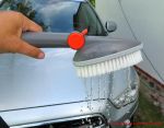 Gardena Handschrubber - Wasser läuft aus der Bürstenfläche