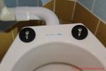 LOBENSWERK Toilettendeckel - Trägerscheiben einsetzen und die Schrauben etwas festdrehen