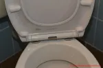 LOBENSWERK Toilettendeckel - Den Toilettendeckel einfach auf die Steckverbindungen aufsetzen