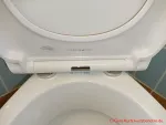 LOBENSWERK Toilettendeckel - Der silberne Knopf dient zum schnellen Entfernen des Deckels