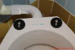 LOBENSWERK Toilettendeckel - Trägerscheiben einsetzen und die Schrauben etwas festdrehen