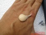 OZ Naturals Sea Infused Creme auf Hand