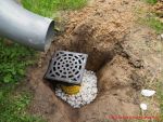 Dränagerohr Regenwasser Sickerschacht - Den Marmorkies bis oben hin auffüllen und dann oben mit einem Vlies abdecken