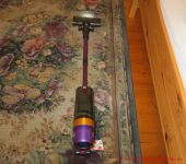 TVTAU Akkustaubsauger T10 - Staubsauger auf einem Teppich