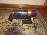 TVTAU Akkustaubsauger T10 - Gerät mit aufgesteckter Polsterdüse