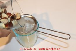 Kastanienlösung durch ein Küchensieb gießen