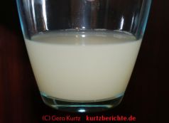ein Glas mit milchiger Flüssigkeit