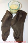zwei schmutzige Socken und Kastanienwaschmittel