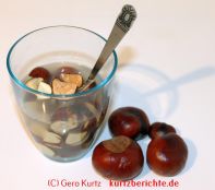 Kastanienstücke in einem Glas mit Wasser