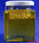 Yuneiko Bio Robinien-Honig - Seitenansicht mit Bienenwabe