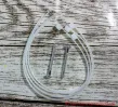 Beiliegendes Befestigungsmaterial: zwei 4 cm lange Schrauben und vier Kabelbinder