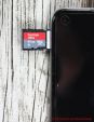 smartphone realme 8i - SIM-Kartenschublade halb eingeführt
