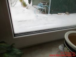 Kondenswasserbildung an einem Plastikfenster