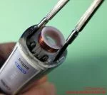 Zusammendrücken der Nasen mit zwei Schraubendrehern