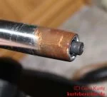 Demontage Gasdruckfeder - Hier sieht man deutlich den Knopf, welcher die Gasdruckfeder auslöst