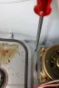 Brotbackautomat Clatronic BBA 2605 Lösen der Kreuzschlitzschrauben im Boden