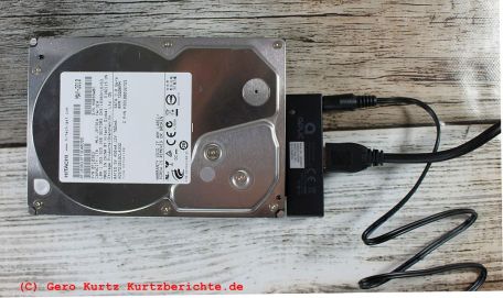 SATA USB Adapter mit angeschlossener Festplatte