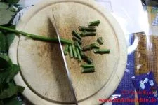 Blumen Glycerin Stiele der Rosen schräg abschneiden