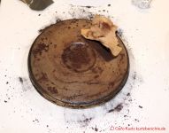 Pflege von alten Gusseisenkochplatten -Rost entfernen mit Sandpapier