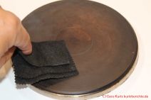 Pflege von alten Gusseisenkochplatten - Putzling mehrfach falten