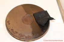 Pflege von alten Gusseisenkochplatten - Putzling bei der Arbeit