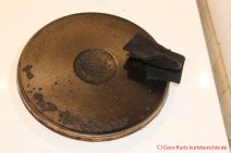 Pflege von alten Gusseisenkochplatten - gesäuberte und mit Putzlingen gepflegte Kochplatte