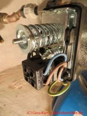 geöffneter Druckschalter seitlich von vorne