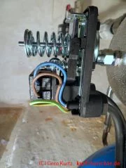 geöffneter mechanischer Druckschalter von der Seite