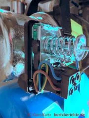 geöffneter mechanischer Druckschalter mit Verkabelung