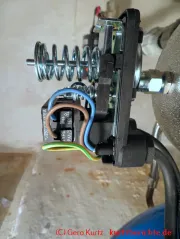geöffneter mechanischer Druckschalter von der Seite