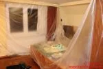 Holzfussboden abschleifen - Abdecken von Möbeln mit Folie