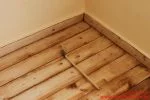 Holzfussboden abschleifen  - teilabgeschliffene Ecke