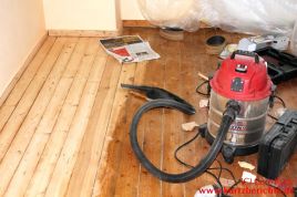 Holzfussboden abschleifen Staubsauger zum Absaugen des Schleifstaubes