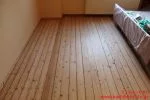 Holzfussboden abschleifen Fußboden nach dem ersten Anstrich