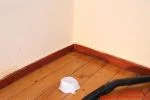 Holzfussboden abschleifen - Fußbodenecke