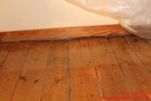 Holzfussboden abschleifen - ungeschliffener Holzfußboden