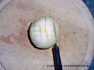 Zwiebel in Würfel schneiden