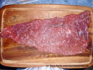 Roulade ausgerollt auf einem Holzbrett