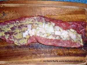 Roulade vor dem Aufrollen an den Seiten leicht einschlagen