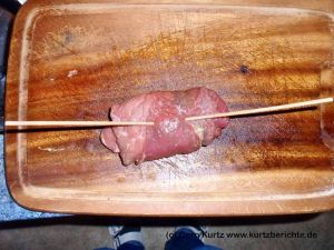 Roulade mit Rouladennadeln oder Holzstäbchen vor dem Auseinanderfallen sichern