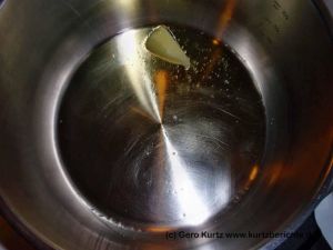 Butterschmalz schmelzen und heiß werden lassen